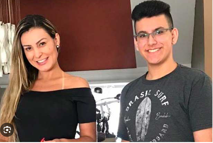 vídeo do filho de Andressa Urach gravando ela viralizando