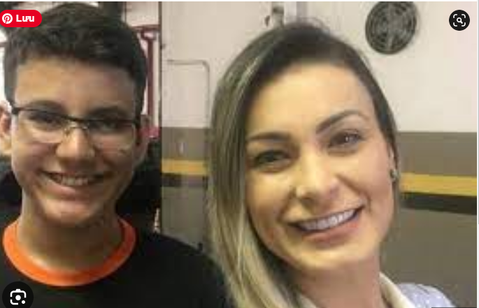 vídeo do filho de Andressa Urach gravando ela viralizando