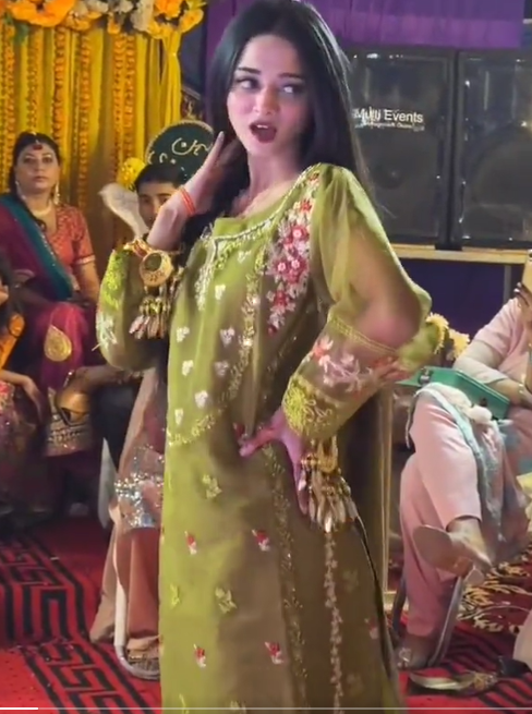 Mera Dil Yeh Pukare Aaja Girl Viral Video and Ayesha Hanif: Sorting Fact from Fiction