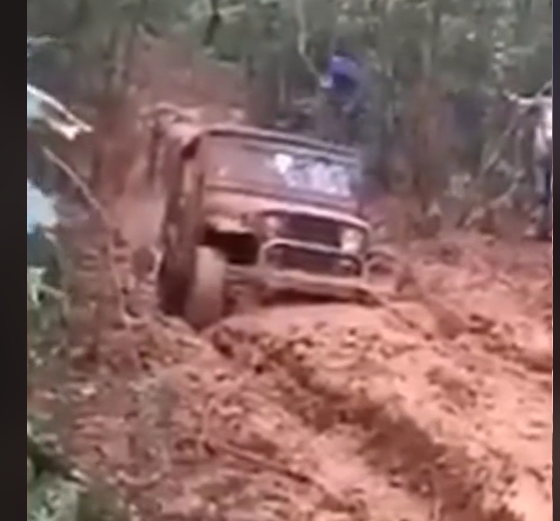 Jeep Stuck in Mud: Chain Breaks Video