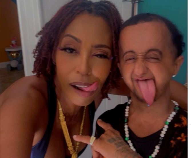 Kisha Chavis Baby Alien Fan Bus Video