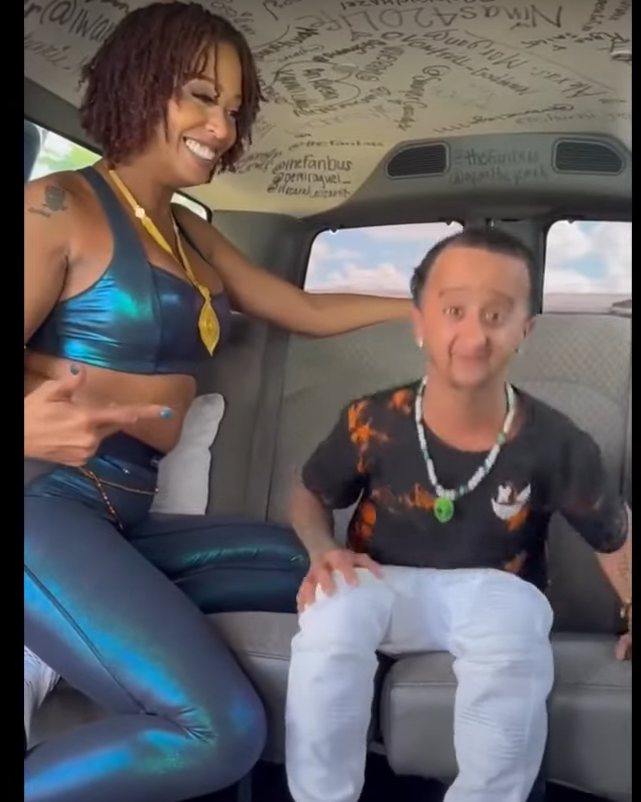 Kisha Chavis Baby Alien Fan Bus Video