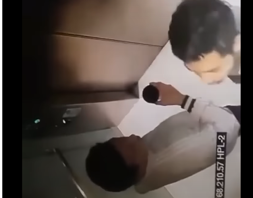 Video jovian dalam lif