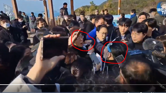 영상야당 대표 이재명 씨가 흉기에 찔렸습니다.